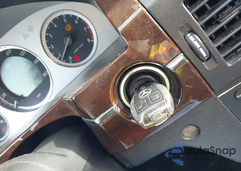 2011 Mercedes-Benz Glk 350 4Matic z USA, uszkodzony, nr VIN WDCGG8HB7BF538686